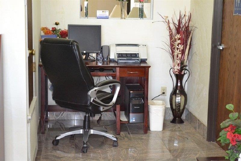 Best Western Regency Inn & Suites Gonzales Servis gambar